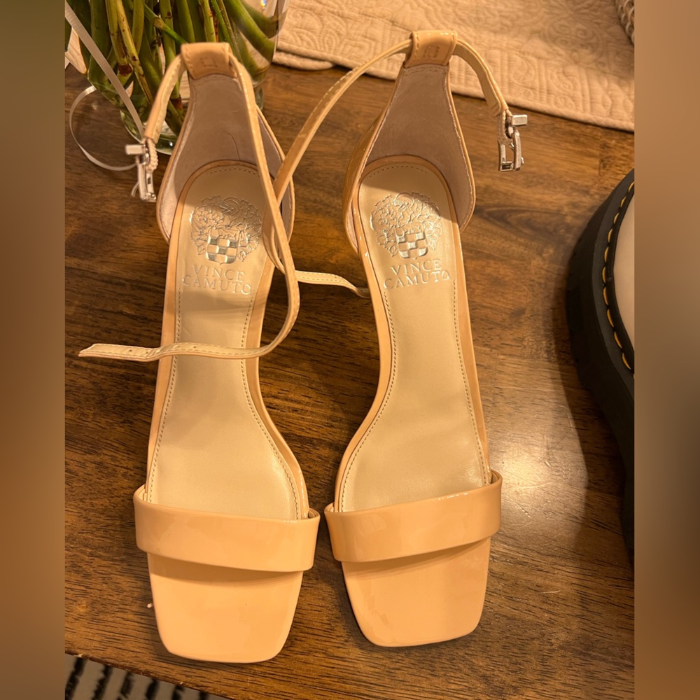 Vince Camuto Shiny Nude Size 7 Heels
